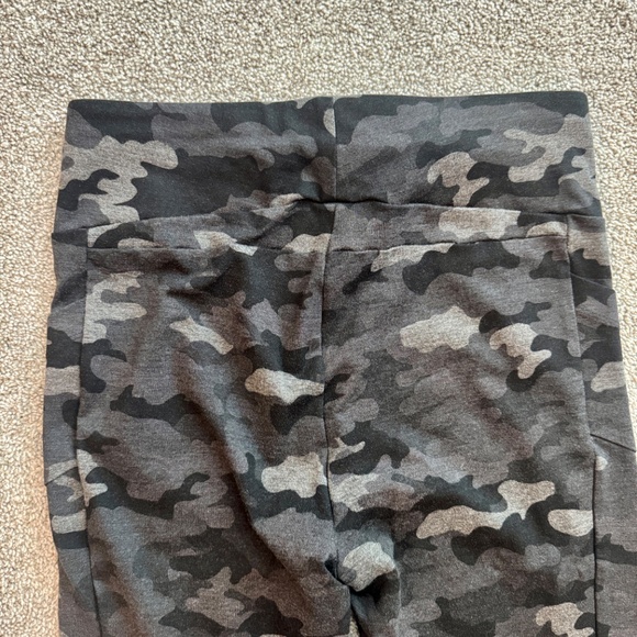 cabi ATC Legging, #3931, EUC, M, Camo (gray/black) - Picture 6 of 8